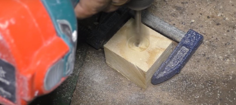 Сверление отверсия с заготовке деревянного ролика