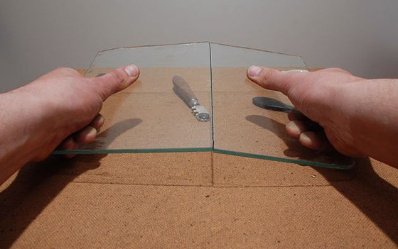 Процесс разделения стекла по линии разреза